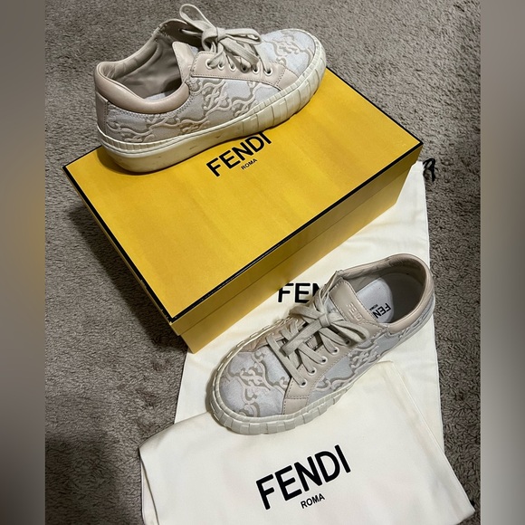 FENDI Karligraphy Logo Sneaker - Picture 4 of 8